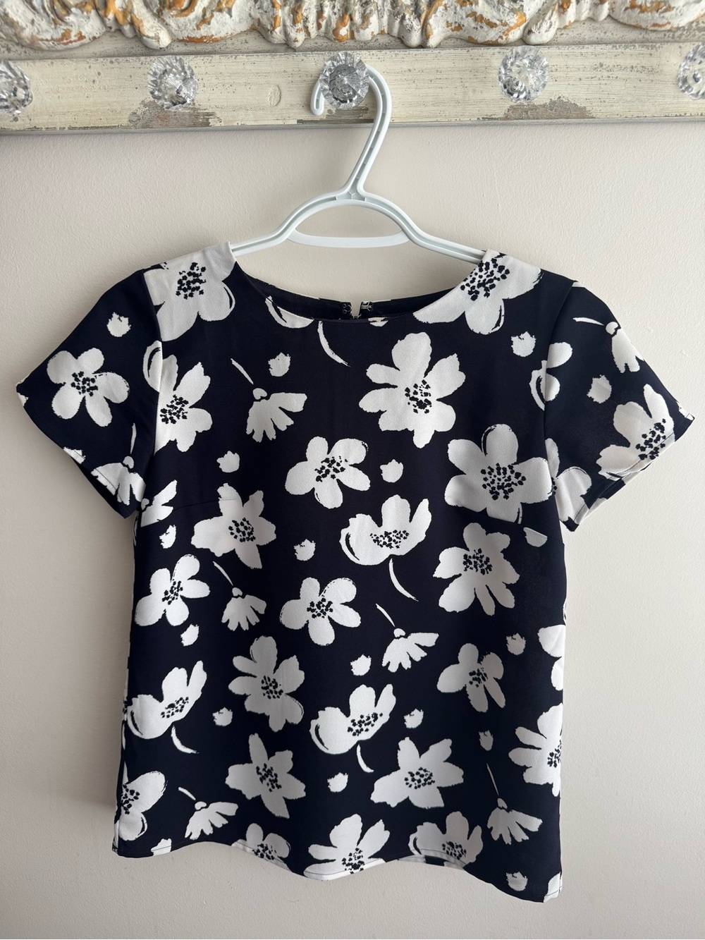 Ann Taylor Black and White Floral Short Sleeve Tee